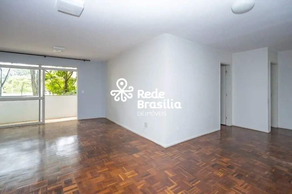SQN 215 - Asa Norte - Sala muito ampla, quartos bem espaçosos.Ótimo apartamento ...