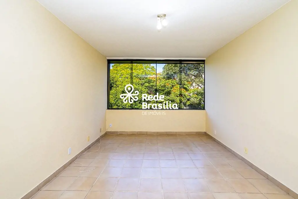 SQN 404 - Asa Norte Apartamento com reforma antiga, porém, bem conservado ao lon...