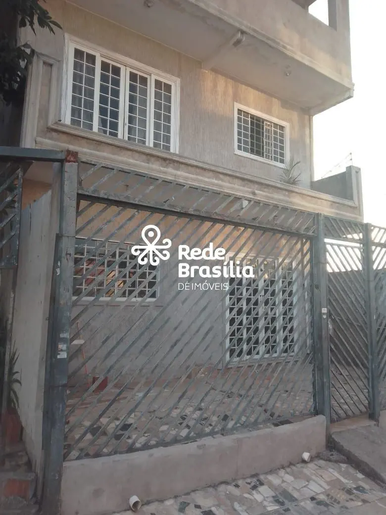 QR 602 - Samambaia NorteApresentamos um imóvel versátil e estrategicamente local...