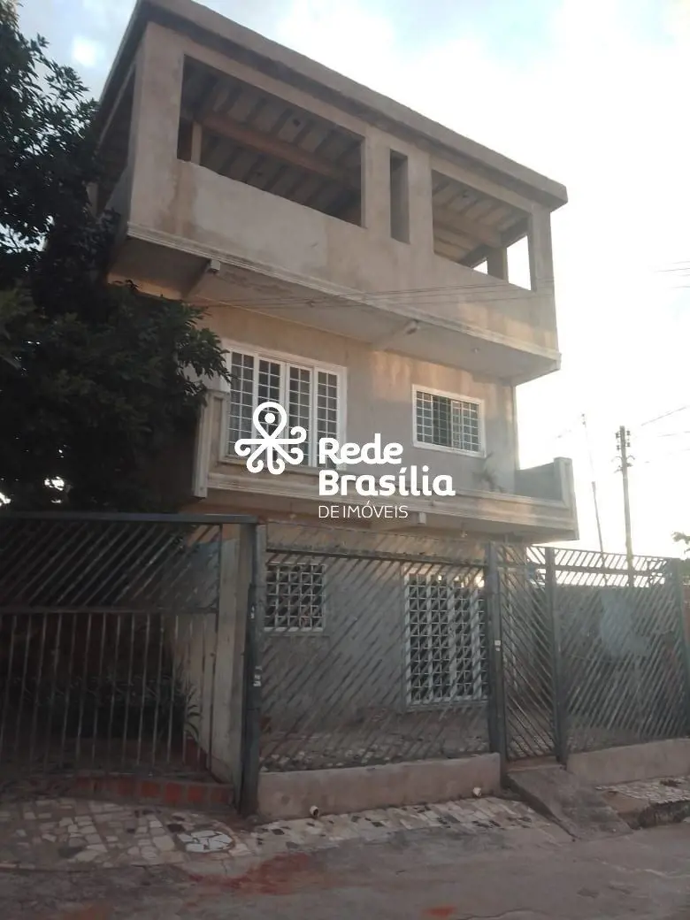 QR 602 - Samambaia NorteApresentamos um imóvel versátil e estrategicamente local...