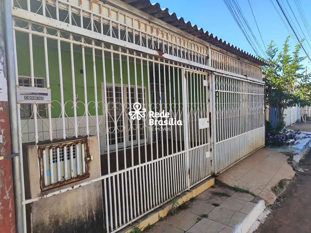 QNQ 3 -Conjunto 6 - Ceilândia NorteApresentamos uma casa bem localizada, ideal p...