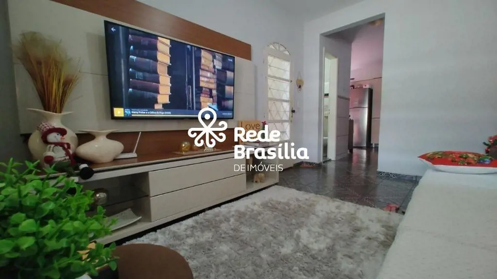 QR 404 | Casa Sobrado com 3 Quartos sendo 1 Suíte com Quintal, Churrasqueira e 4...