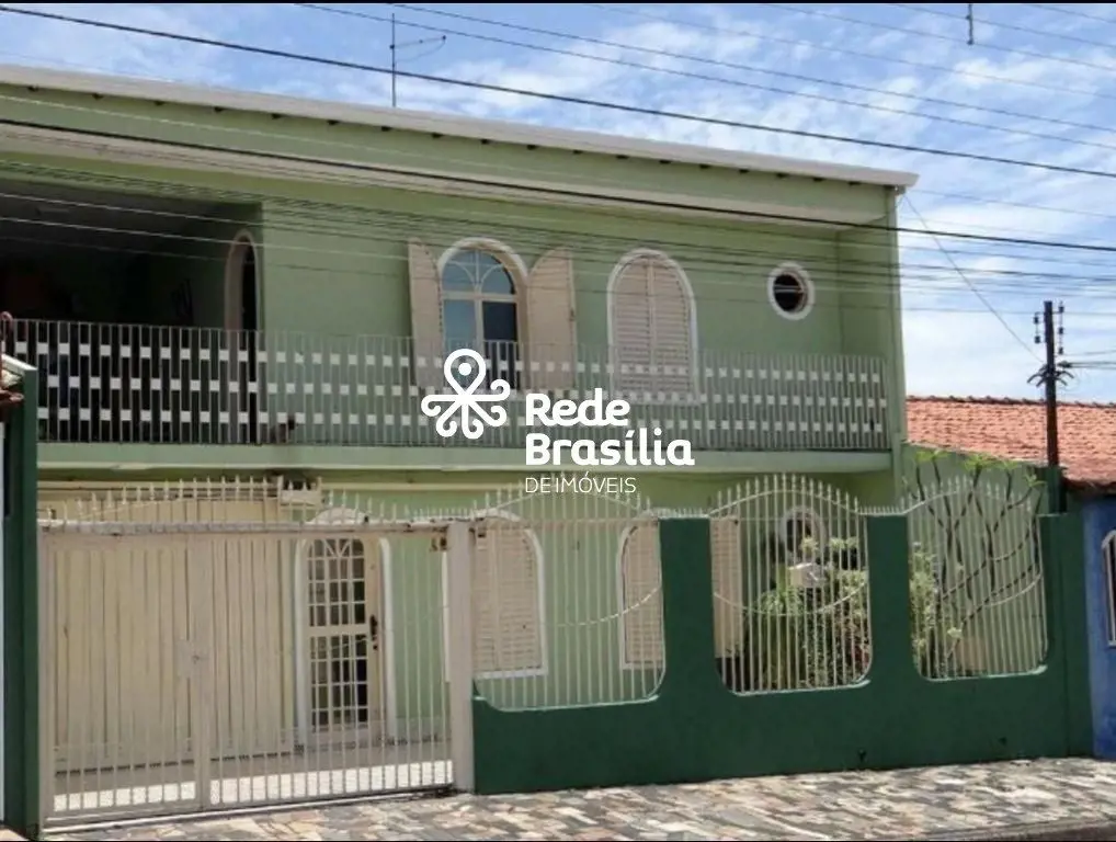 QNL 17 | Casa Sobrado com 6 Quartos sendo 2 Suítes com 4 Vagas de Garagem- Tagua...