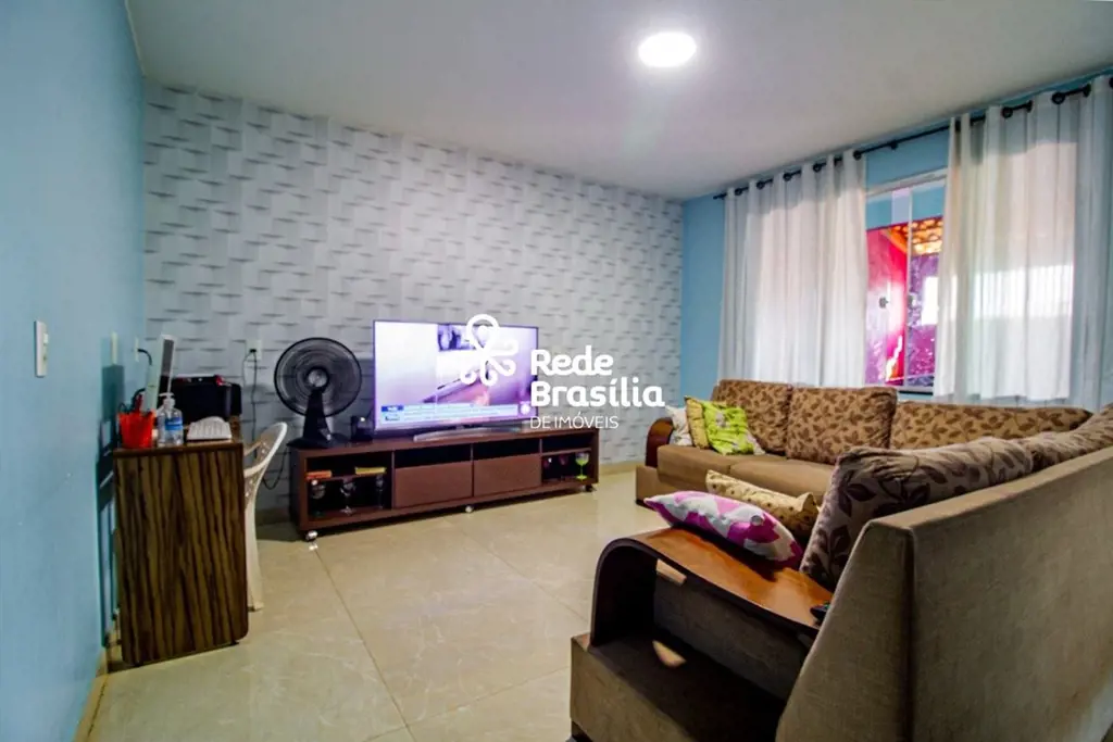 QR 314 | Casa sobrado 5 Quartos sendo 1 Suíte com 4 Vagas de Garagem Coberta - S...