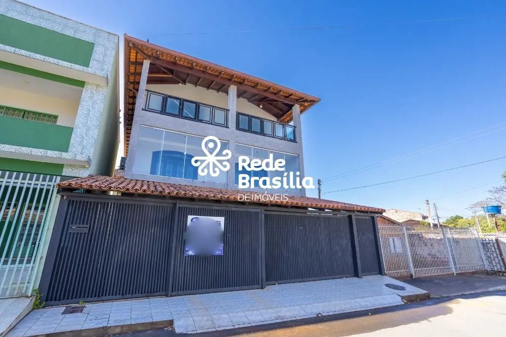 Quadra H - Granja do Torto Apresentamos esta casa residencial com uma área const...