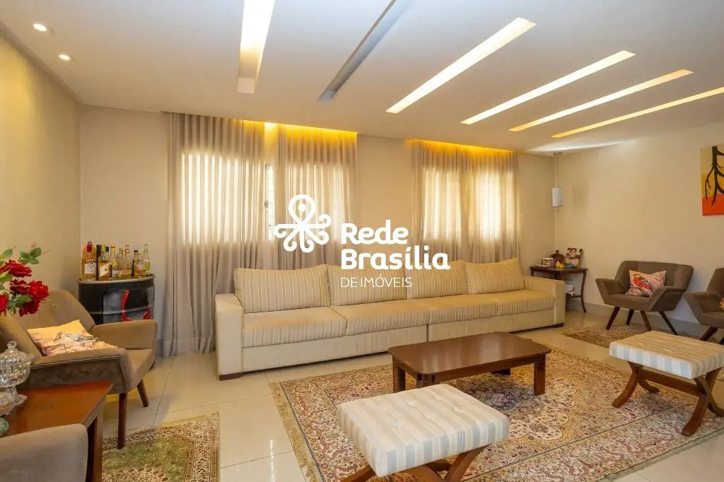 Colônia Agrícola Águas Claras | Casa com 4 quartos - sendo 3 suítes - 2 vagas de...