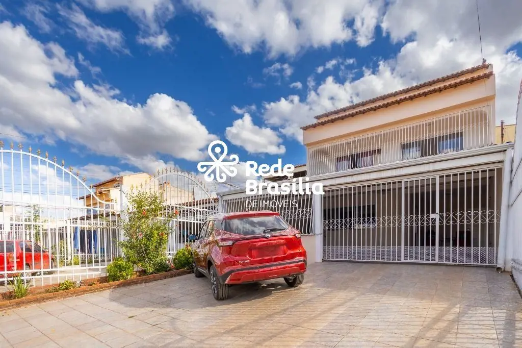 QNL 8 | 3 Pavimentos 4 Quartos sendo 2 Suítes - Aceita Troca - com 7 Vagas de Ga...