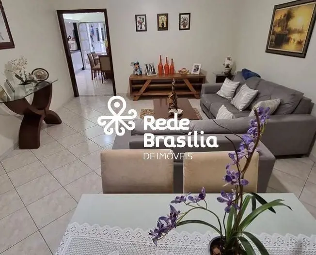 Qnf 11 - Taguatinga Norte Excelente casa composta por: - 05 Quartos, sendo 02 su...