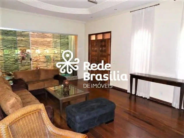 QI 12 - Guará Você procura uma casa que combina elegância, conforto e uma locali...