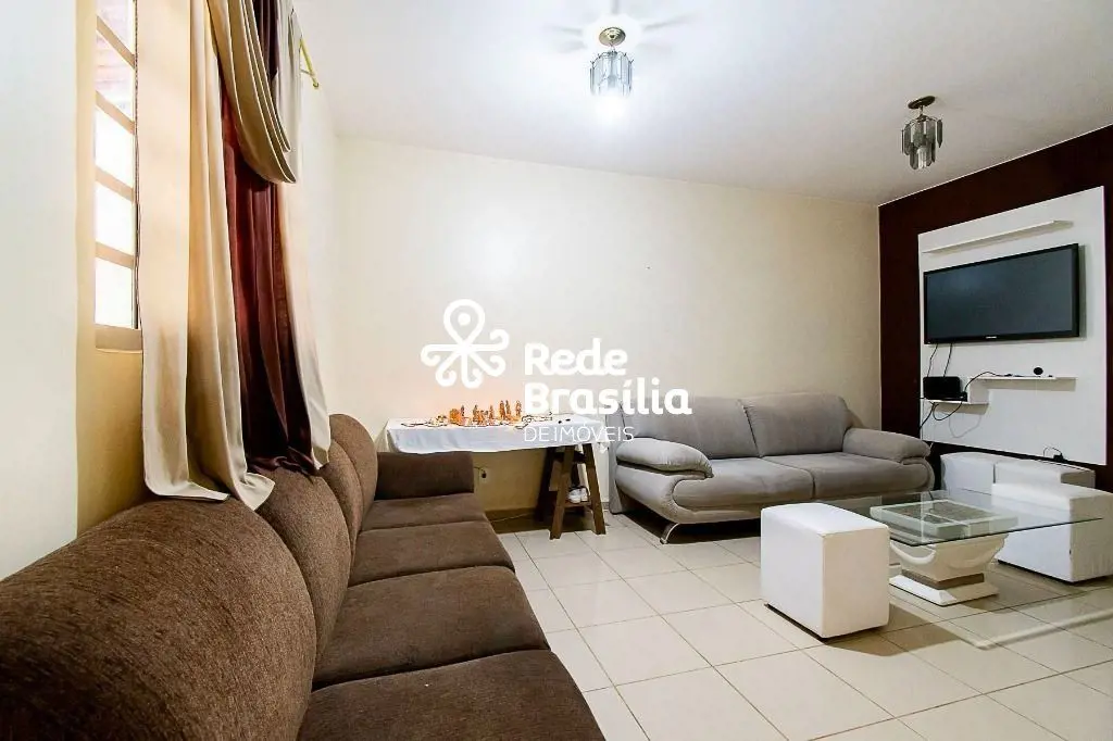 QE 30 - Guará IISe você procura um lar espaçoso e aconchegante, esta casa sobrad...