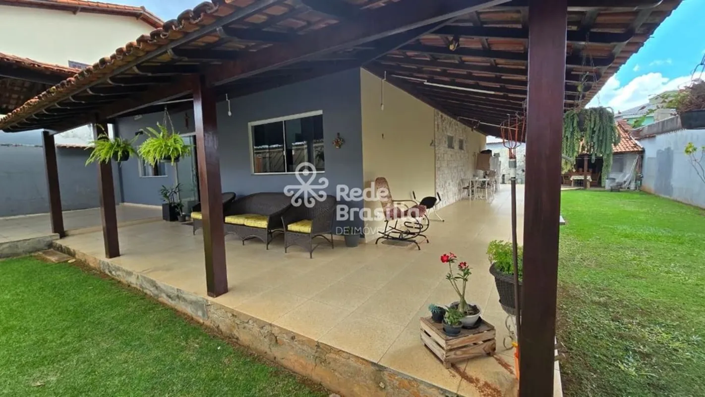 Terreno amplo: 600m² com 250m² de área construída.Casa Principal: 3 quartos (1 s...