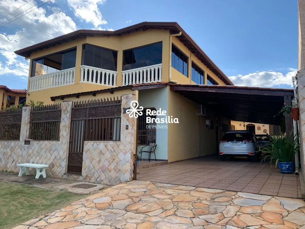 CASA PRINCIPAL:-Sala ampla para 2 ambientes-Banheiro social-2 Quartos, sendo 1 s...