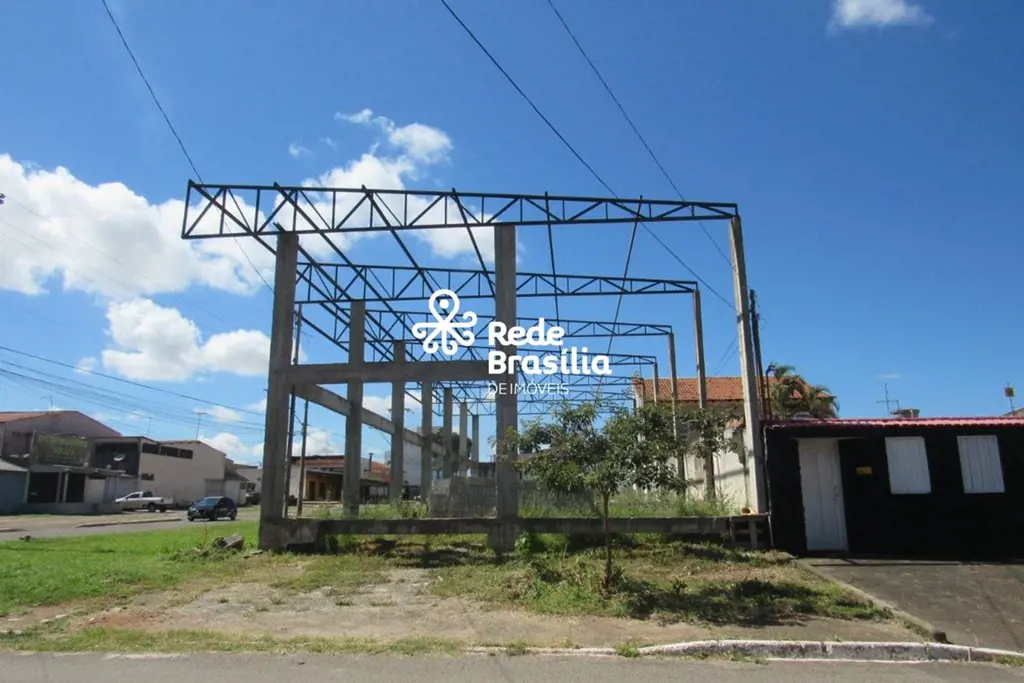 Lote de 330m², de esquina, com estrutura para galpão e pé-direito alto, proporci...