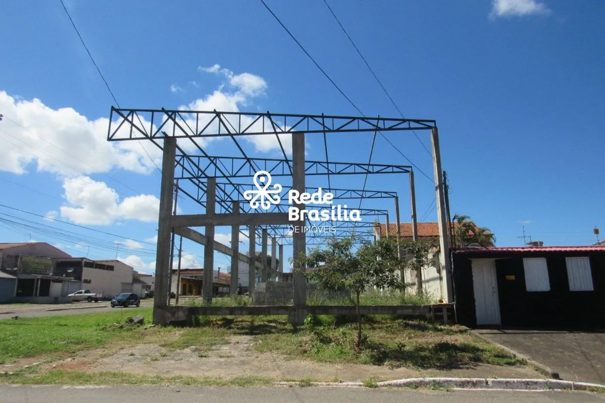 Lote de 330m², de esquina, com estrutura para galpão e pé-direito alto, proporci...