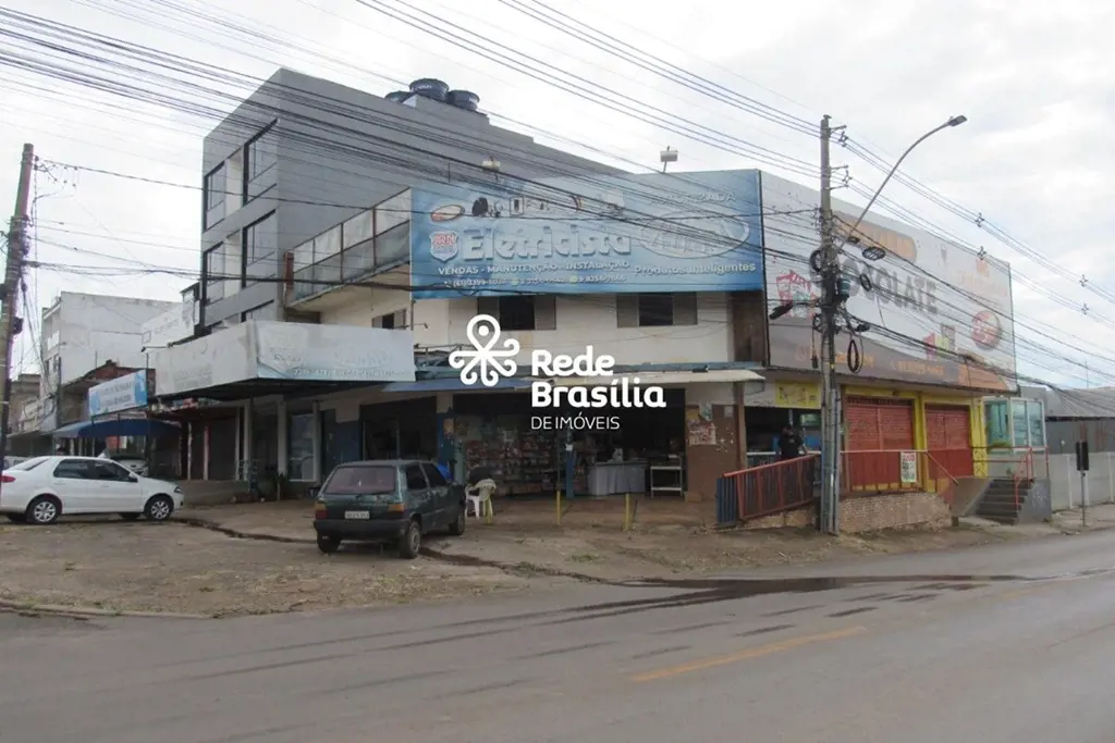 Prédio comercial de esquina, com aproximadamente 400m² de área construída, situa...