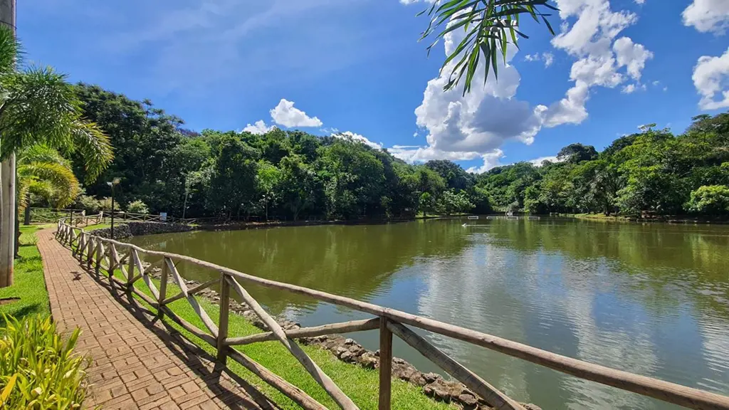 Lote de 807m² na parte alta do Condomínio do Lago, com vista privilegiadíssima.L...