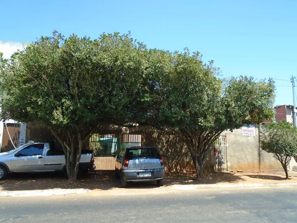 Um lote de 375m2, sendo 15m de frente, 25m nas laterais, 15m de fundo.Possui uma...