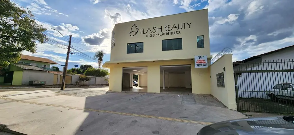 Prédio comercial novo, sendo finalizado.Localizado na Avenida Aristóteles com a ...