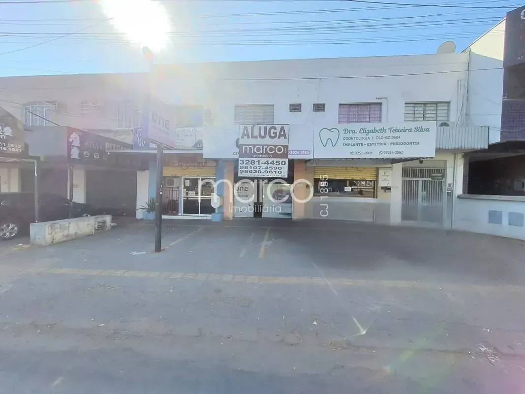 Loja com apróx. 34m², Banheiro e 01 Porta de aço.Avenida T-09, Qd. 521, Lt. 09, ...