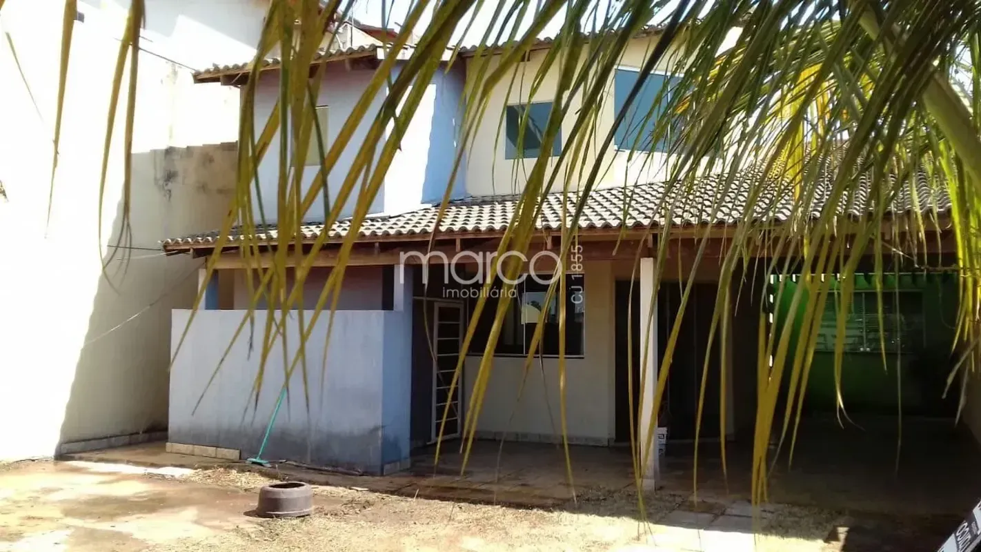 3/4 SENDO UMA SUITE, SALA, COZINHA COM ARMARIOS, AREA DE SERVIÇO, BANHEIRO DE SE...