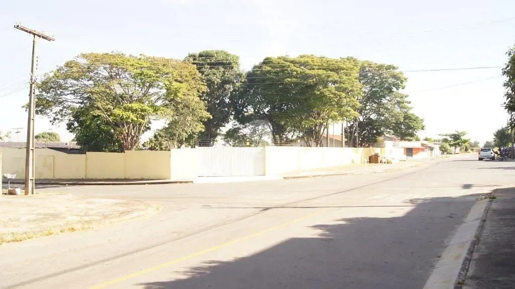 AREA COMERCIAL - 02 galpões, salas para escritório, depósitos, área para carga e...