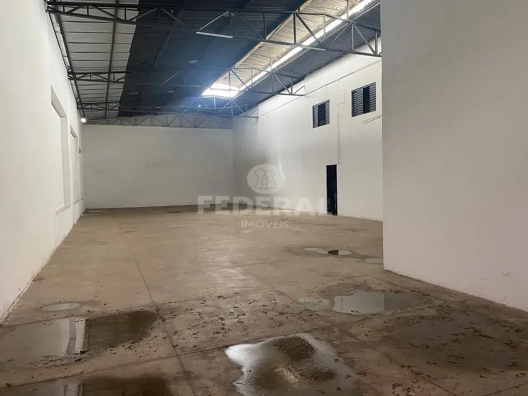 Galpão com total de 450M², sendo 276m2 vão livre, 03 salas com banheiros, Lavabo...