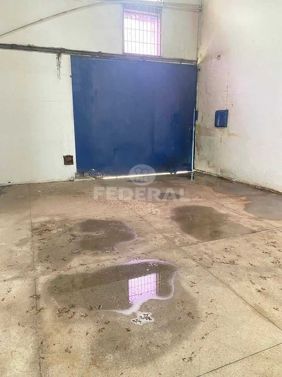 Galpão com total de 450M², sendo 276m2 vão livre, 03 salas com banheiros, Lavabo...