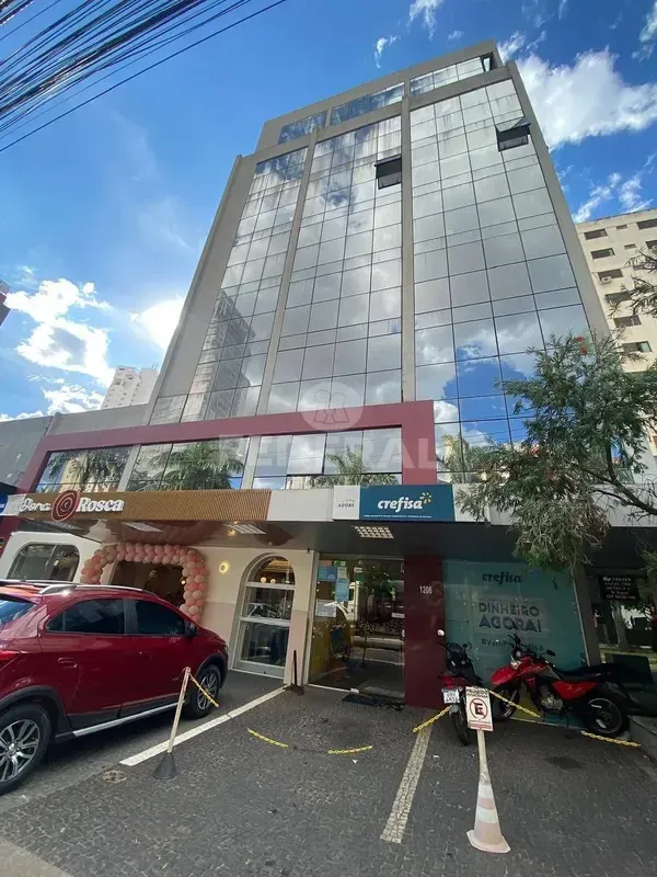 Sala com 27m², banheiro privativo, piso porcelanato, não possui vaga de garagem....