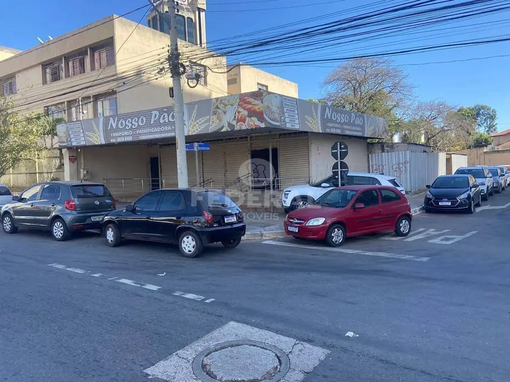 Salão grande na entrada com área na frente com para colocação de mesas, copa, co...
