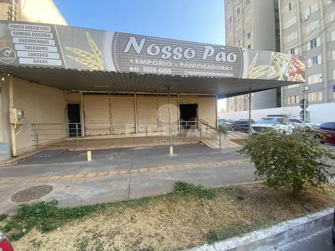 Salão grande na entrada com área na frente com para colocação de mesas, copa, co...