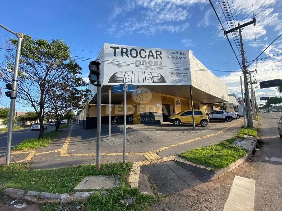 Loja mais lote de esquina aproximadamente 250M², duas portas de aço, dois banhei...