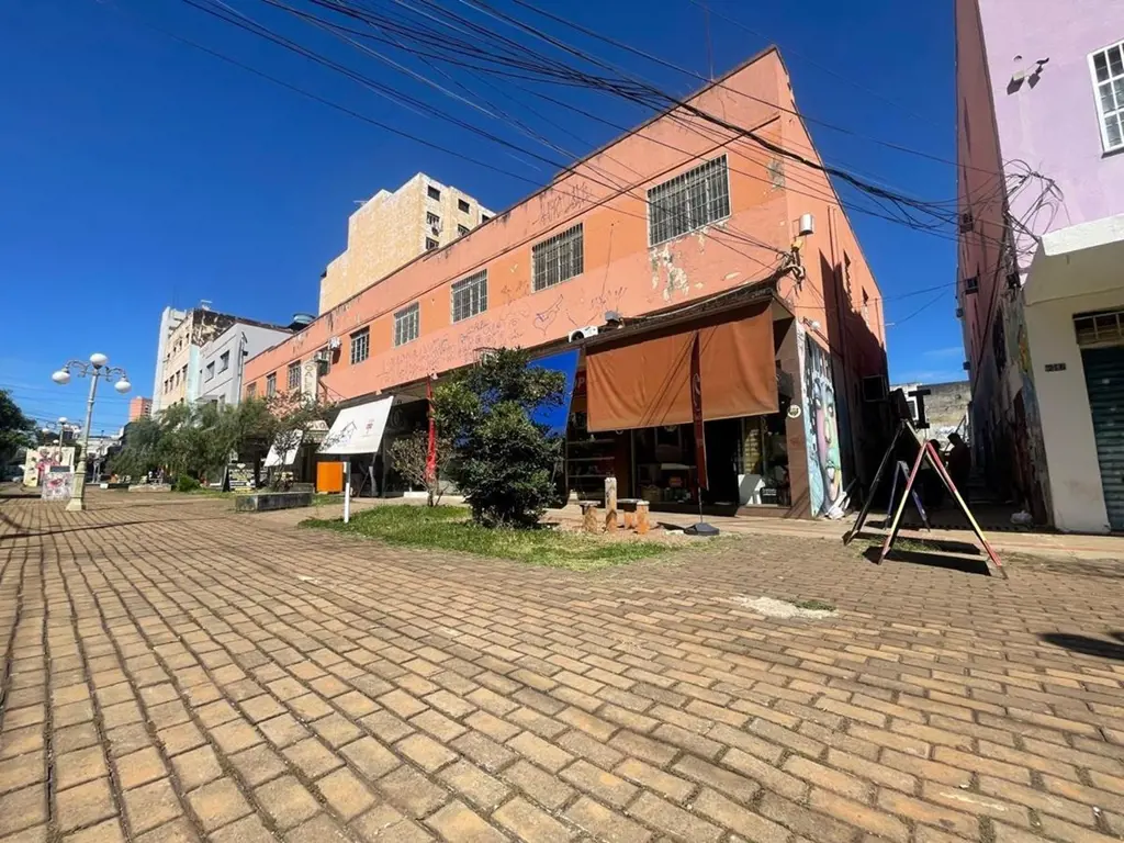 Com uma área total de 1.080 m² e uma área construída privativa de 1.528 m², na g...