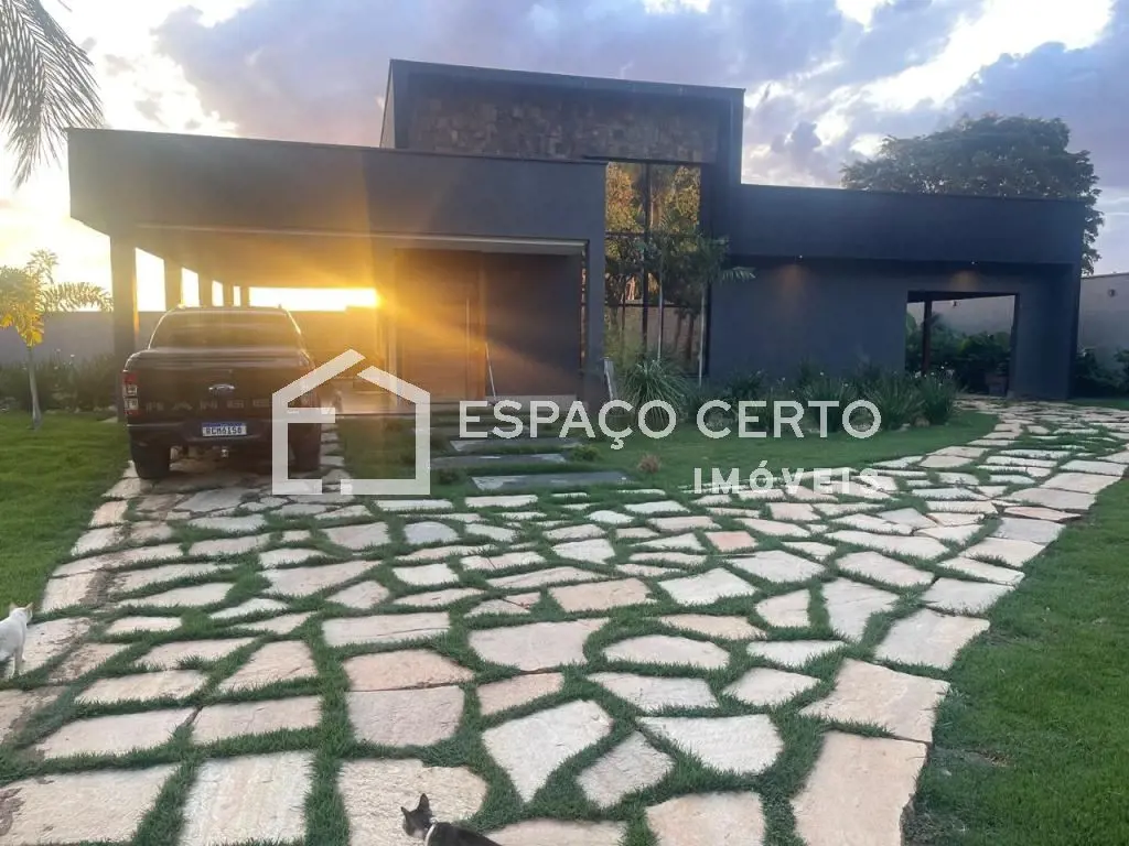 Chácara a venda com 6.200 m², sendo 600 m² de área construída. Conta com 03 suít...