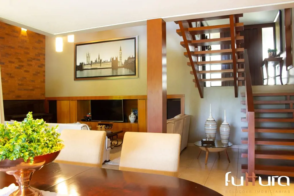 Maravilhoso Sobrado em um Terreno de 680m².Pavimento Térreo:Ampla sala 02 ambien...