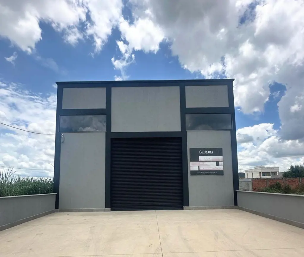 Galpão com 250m², 02 banheiros e copa. Estacionamento com 100m². 17/05/25