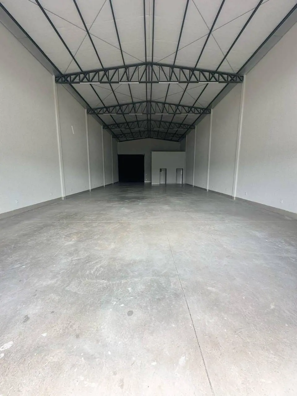 Galpão com 250m², 02 banheiros e copa. Estacionamento com 100m². 17/05/25