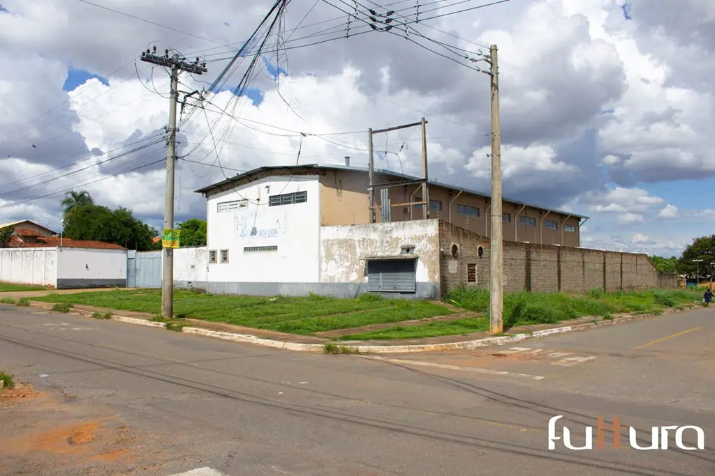 Imóvel ComercialÁrea total de 3047m², cabeça de quadra.Constituída de um galpão ...