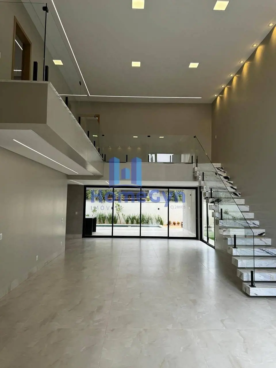 Andar superior: - 4 suítes plenas , sendo a suíte do casal com banheira de hidro...