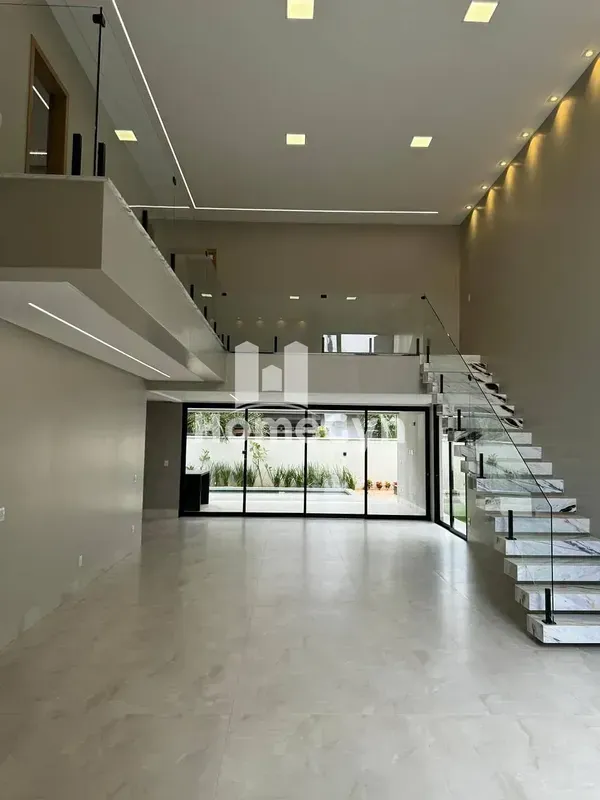 Andar superior: - 4 suítes plenas , sendo a suíte do casal com banheira de hidro...