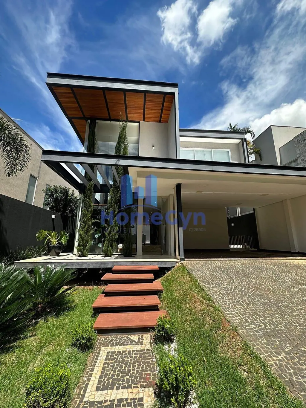 Sobrado no Jardins Valência 04 suítes sendo três no piso superior e 01 reversíve...