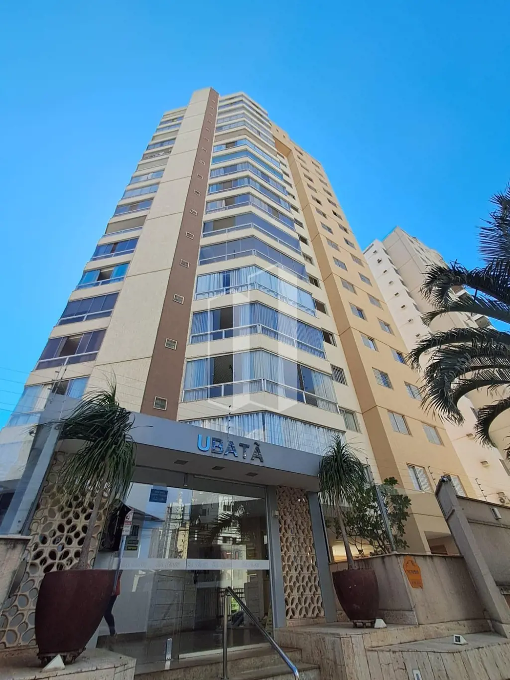 Belíssimo Prédio,  Linda fachada salão de festas Sala 3 ambientes com sacada Coz...