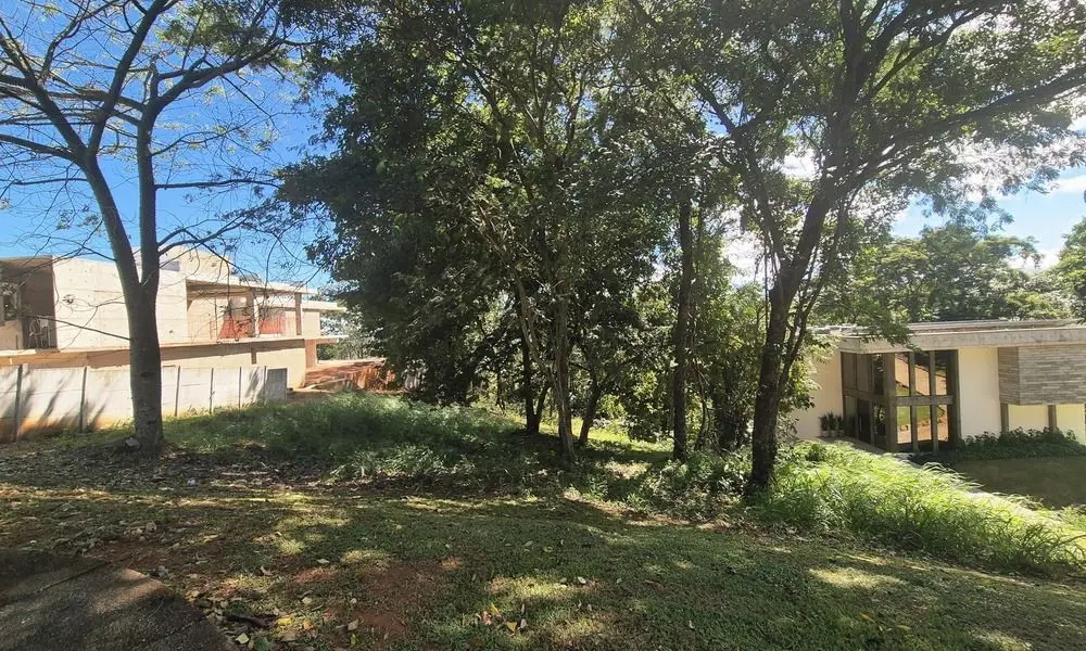 Lindo terreno em declive, com 1.686,38m² de área útil e uma belíssima área de pr...