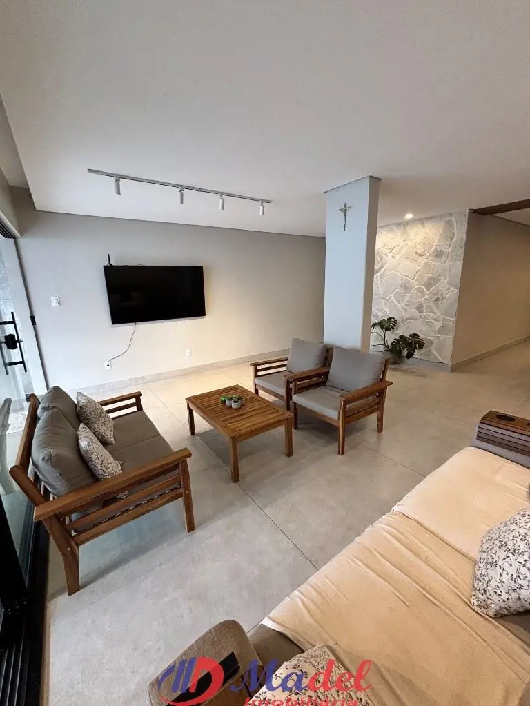 Madel imobiliária vende casa na Quadra2 de Sobradinho.Descrição:3 quartos sendo ...