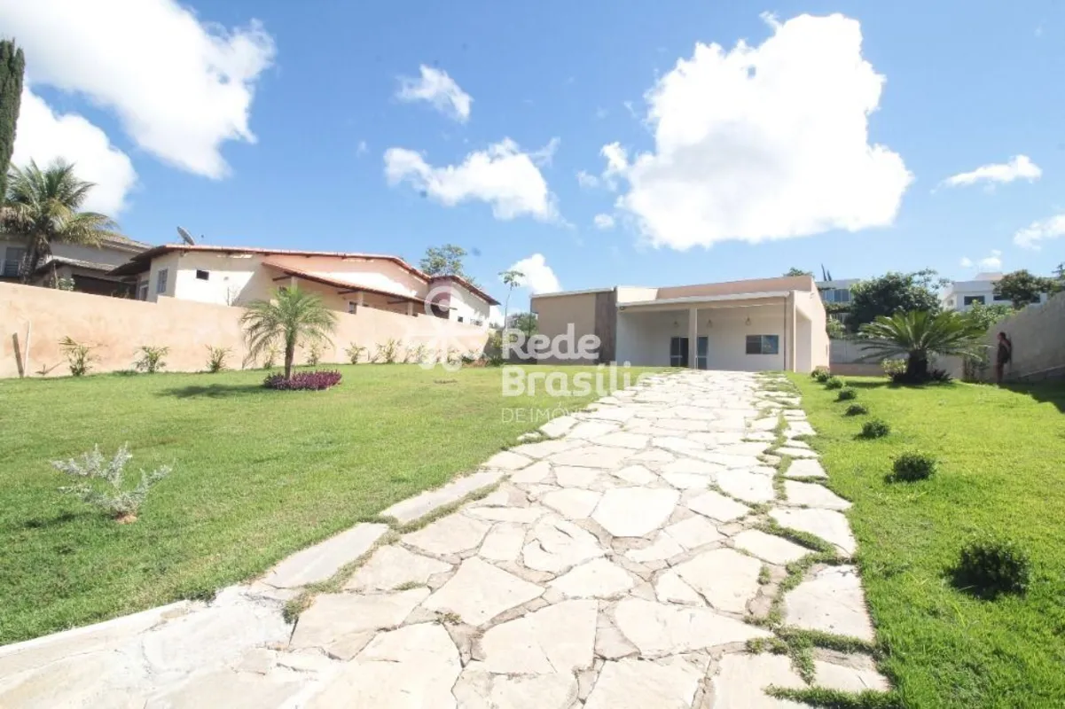 Casa para locação no Condomínio Ouro Vermelho II, com boa distribuição de espaço...