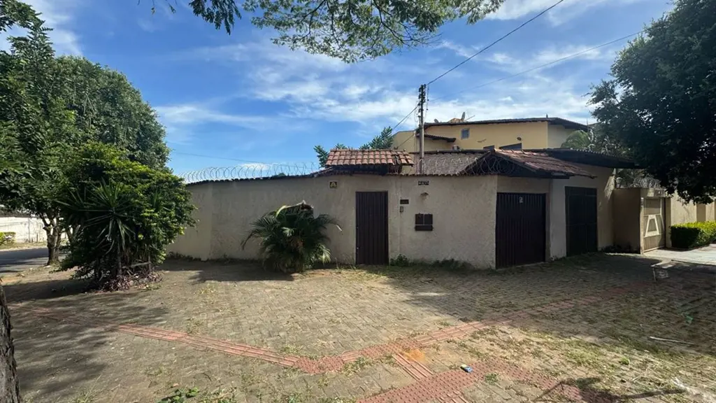 Vende-se Casa no Setor Bueno em Goiânia, sendo 3 quartos, sala com 03 ambientes,...