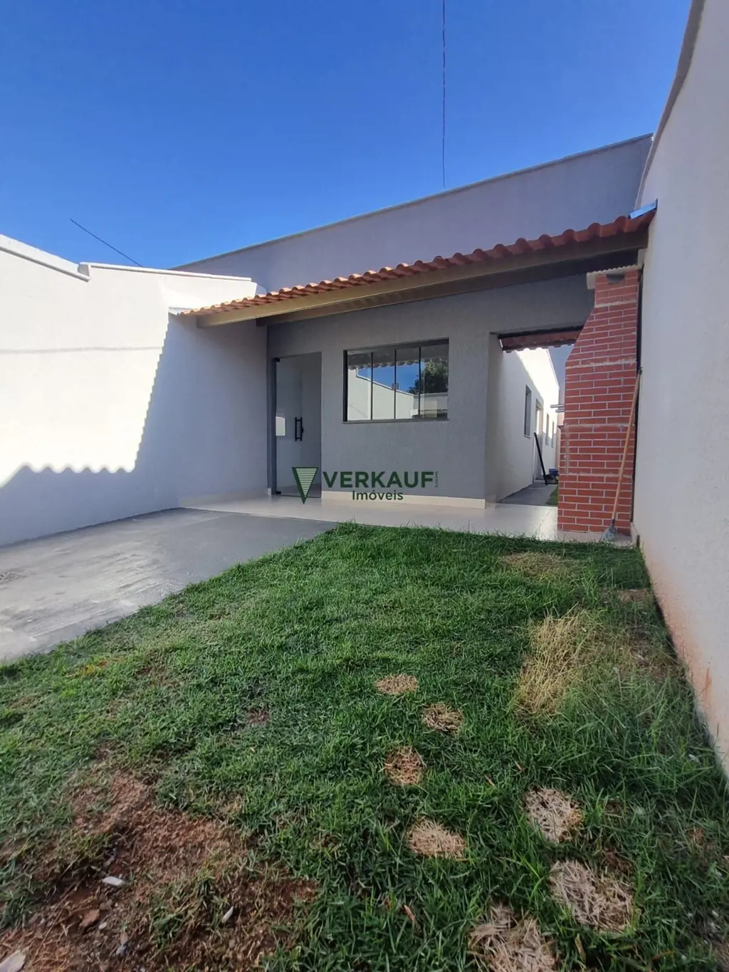 Casa 02 quartos, sendo uma suíte, sala de esta, banheiro social, hall de circula...