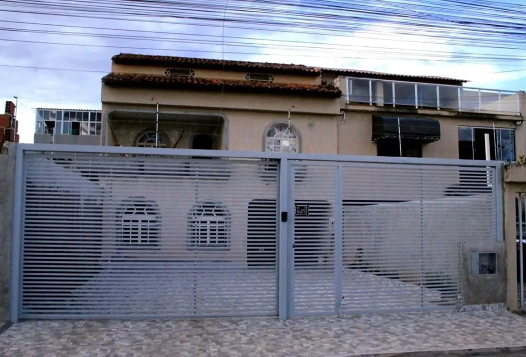 Ótima Casa c/ Pintura Nova - 2 Pavimentos, divididos em 3 quartos (sendo 1 suite...