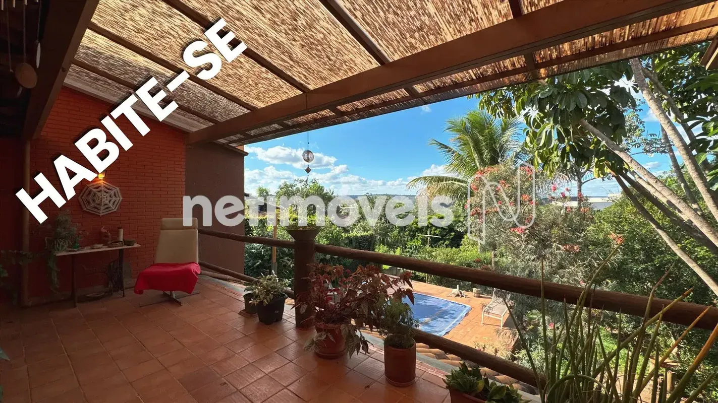 Residência com ampla sala para quatro ambientes com vista livre para área de pre...