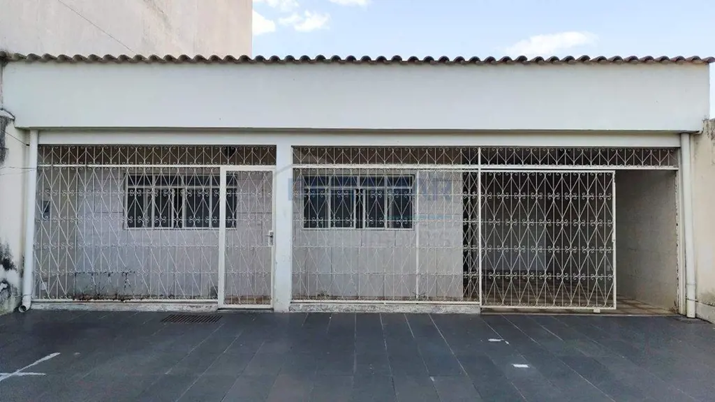 Ampla, funcional e pronta para morar! Localizada em uma das quadras mais valoriz...