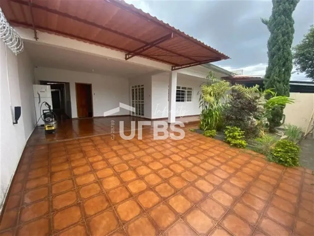 COD U-0024577 - Casa à venda no Setor dos Funcionários, 3 quartos, 1 suíte, 4 va...